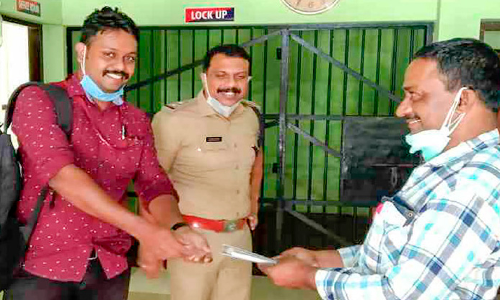 ഭാ​ര്യ​യു​ടെ ശ​സ്​​ത്ര​ക്രി​യ​ക്ക​ുള്ള പണം അബദ്ധത്തിൽ മറ്റൊരു ബൈക്കിൽ പണം വെച്ചു; പൊലീസ്​ ഇടപെടലിൽ തിരിച്ചുകിട്ടി