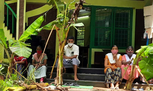 കാട്ടാന ശല്യം; വാ​ഴ​ക്കു​ല​യും തീ​റ്റ​പ്പു​ല്ലു​മാ​യി കു​ത്തി​യി​രി​പ്പ് സമരം