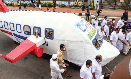 പ്ര​വാ​സി​ യാ​ത്ര​വി​ല​ക്കി​നെ​തി​രെ കോ​ൺ​ഗ്ര​സി​െൻറ വി​മാ​ന പ്ര​തി​ഷേ​ധം​