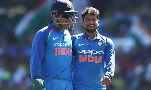 അവിടെ ധോണിയില്ല, സഞ്ജുവാണത്​..; കുൽദീപിന്​ ഉപദേശവുമായി നെഹ്​റ