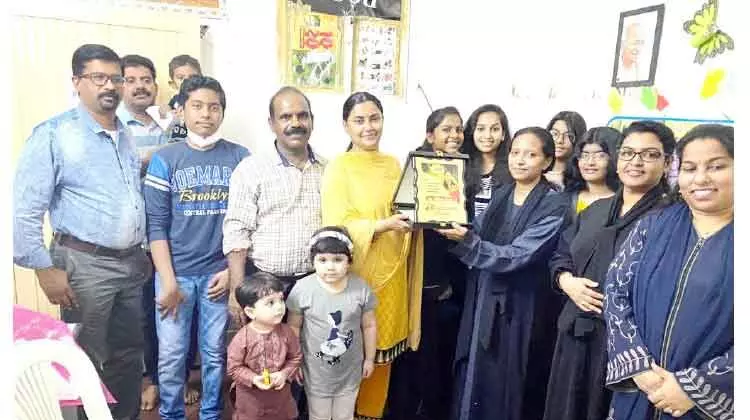 ഇ​ന്ത്യ​ൻ സ്​​കൂ​ൾ അ​ധ്യാ​പി​ക സ്മി​ത​ക്ക്​ യാ​ത്ര​യ​യ​പ്പ് ന​ൽ​കി