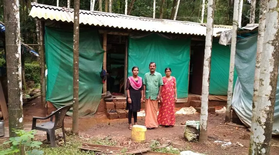 മണ്ണെണ്ണ വിളക്കിൽ എം.ഫിൽ വരെയെത്തി; അംബികയുടെ വീട്ടിൽ വൈദ്യുതി എന്നു കിട്ടും ? മണ്ണെണ്ണ വിളക്കിൽ എം.ഫിൽ വരെയെത്തി; അംബികയുടെ വീട്ടിൽ വൈദ്യുതി എന്നു കിട്ടും ?