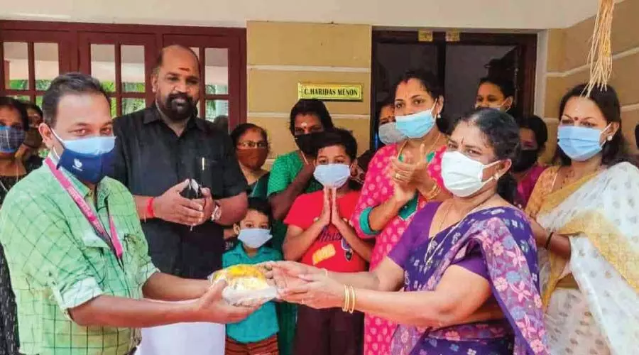ഓ​ണ​ക്കി​റ്റി​ലെ ഉ​പ്പേ​രി​യും ശ​ർ​ക്ക​ര​വ​ര​ട്ടി​യും നി​ർ​മി​ക്കു​ന്ന​ത് അം​ബ കു​ടും​ബ​ശ്രീ യൂ​നി​റ്റ്