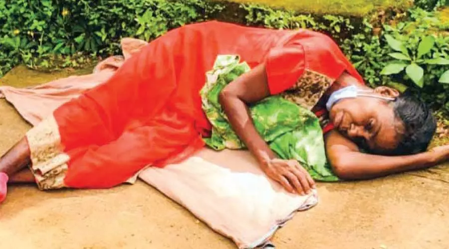 കോവിഡ്​ രോഗി ഉറുമ്പരിച്ച്​ റോഡരികിൽ ഉപേക്ഷിക്കപ്പെട്ട നിലയിൽ