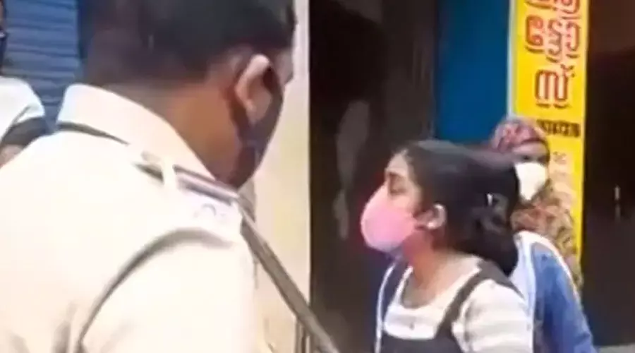 പൊലീസും പെണ്കുട്ടിയും തമ്മിലുണ്ടായ വാക്കേറ്റം; വനിത കമീഷന് റിപ്പോര്ട്ട് സമർപ്പിച്ചു പൊലീസും പെണ്കുട്ടിയും തമ്മിലുണ്ടായ വാക്കേറ്റം; വനിത കമീഷന് റിപ്പോര്ട്ട് സമർപ്പിച്ചു