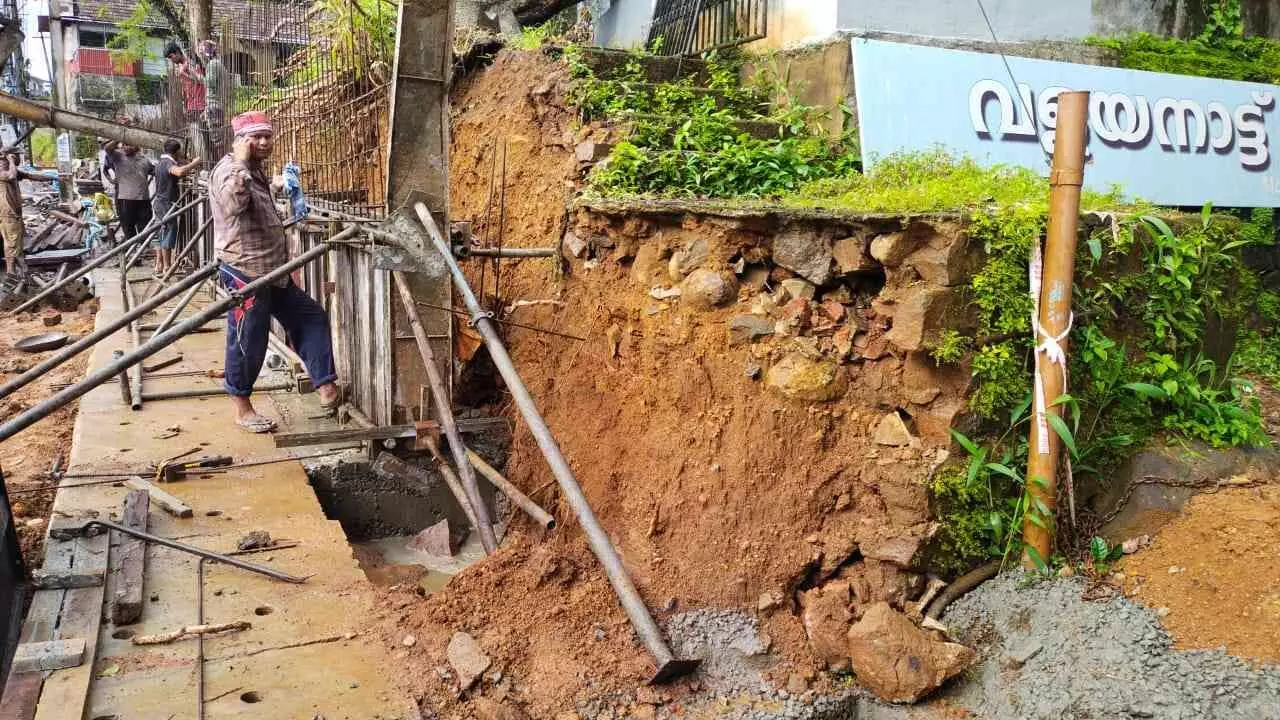 റോഡുപണിയുടെ മറവിൽ കൈയ്യേറ്റം; സ്കൂൾമുത്തശ്ശിക്ക് വഴിയടഞ്ഞു