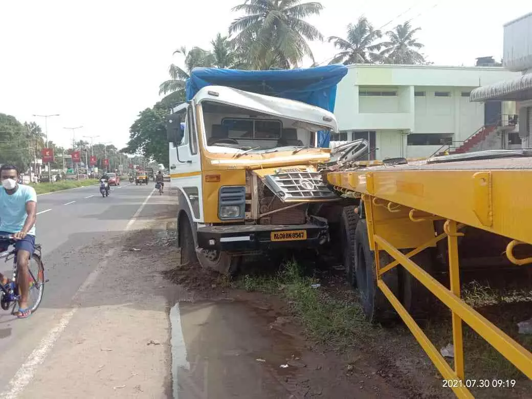 കണ്ടെയ്നർ ലോറിക്ക് പിന്നിൽ ചരക്ക് ലോറി ഇടിച്ചു കണ്ടെയ്നർ ലോറിക്ക് പിന്നിൽ ചരക്ക് ലോറി ഇടിച്ചു