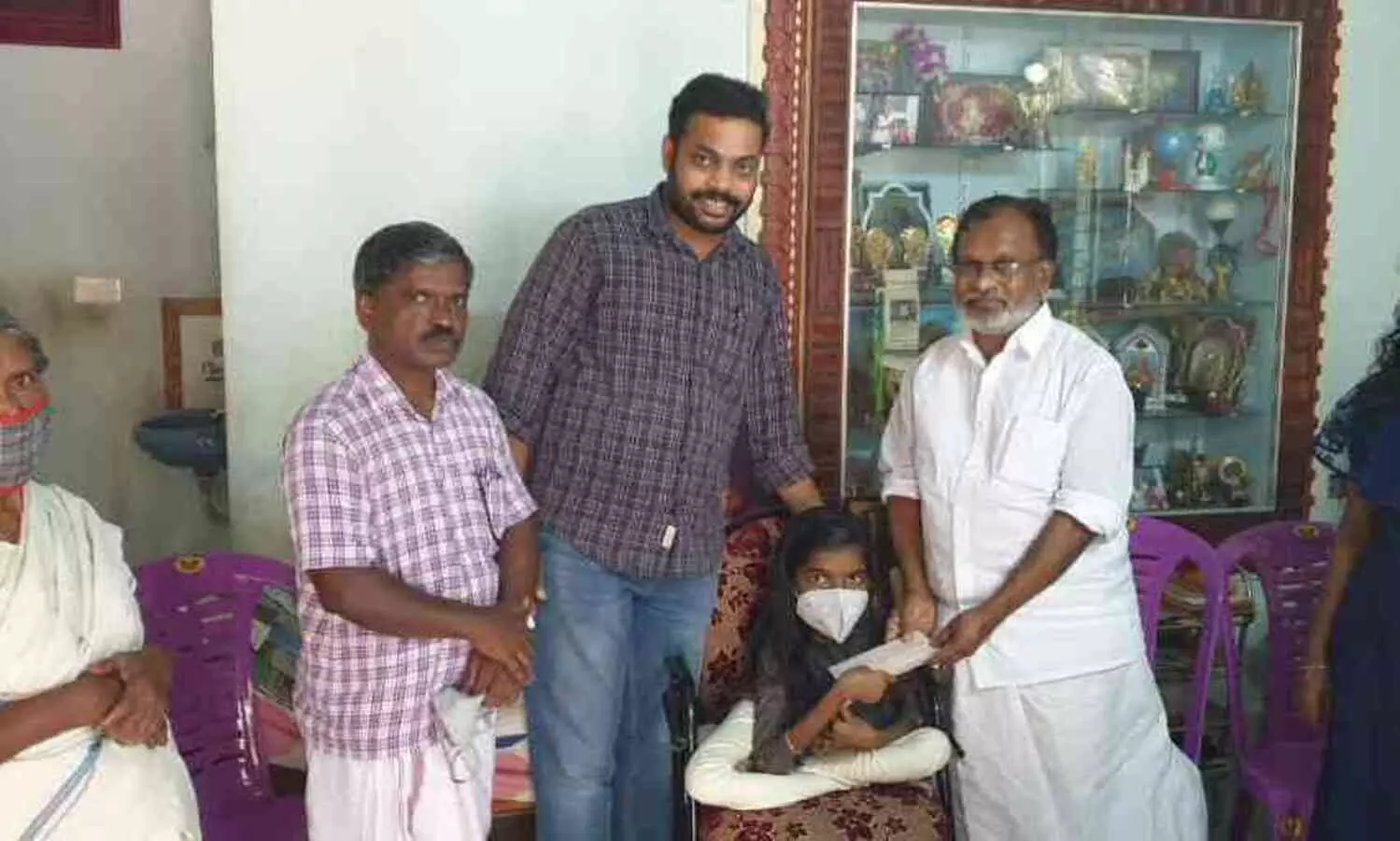 ത​െൻറ കുഞ്ഞു സമ്പാദ്യം ഗാന്ധിഭവന് നൽകി എസ്​.എം.എ എന്ന അപൂർവ്വ രോഗം ബാധിച്ച ഗൗതമി