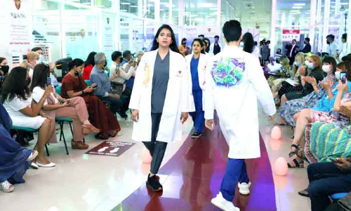 മുന്നണി പോരാളികൾ റാമ്പിലിറങ്ങി; ആദരമായി വൈറ്റ്​ കോട്ട്​ ഫാഷൻ ഷോ