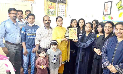 ഇ​ന്ത്യ​ൻ സ്​​കൂ​ൾ അ​ധ്യാ​പി​ക സ്മി​ത​ക്ക്​ യാ​ത്ര​യ​യ​പ്പ് ന​ൽ​കി