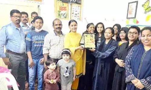 ഇ​ന്ത്യ​ൻ സ്​​കൂ​ൾ അ​ധ്യാ​പി​ക സ്മി​ത​ക്ക്​ യാ​ത്ര​യ​യ​പ്പ് ന​ൽ​കി