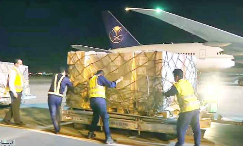 മ​ലേ​ഷ്യ​യി​ലേ​ക്ക് സൗ​ദി കോ​വി​ഡ് പ്ര​തി​രോ​ധ വൈ​ദ്യ​സ​ഹാ​യം അ​യ​ച്ചു