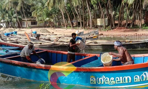 അഴിത്തലയിൽ വള്ളം അപകടത്തില്‍പെട്ടു; സമയോചിത ഇടപെടലിൽ ദുരന്തം ഒഴിവായി
