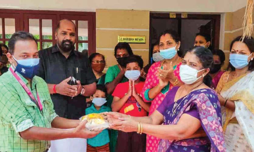 ഓ​ണ​ക്കി​റ്റി​ലെ ഉ​പ്പേ​രി​യും ശ​ർ​ക്ക​ര​വ​ര​ട്ടി​യും നി​ർ​മി​ക്കു​ന്ന​ത് അം​ബ കു​ടും​ബ​ശ്രീ യൂ​നി​റ്റ്