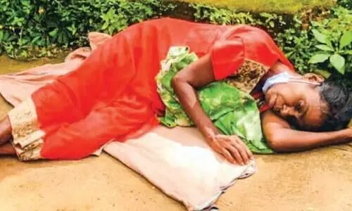 കോവിഡ്​ രോഗി ഉറുമ്പരിച്ച്​ റോഡരികിൽ ഉപേക്ഷിക്കപ്പെട്ട നിലയിൽ