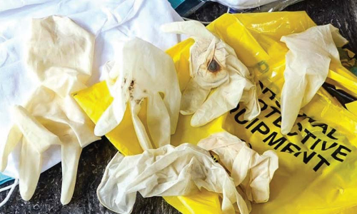 ആർ.ആർ.ടി വളൻറിയർക്ക് ലഭിച്ച പി.പി.ഇ കിറ്റിൽ രക്തക്കറ പുരണ്ട കൈയുറകൾ