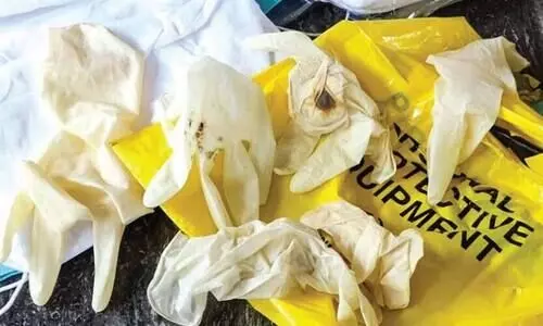 ആർ.ആർ.ടി വളൻറിയർക്ക് ലഭിച്ച പി.പി.ഇ കിറ്റിൽ രക്തക്കറ പുരണ്ട കൈയുറകൾ