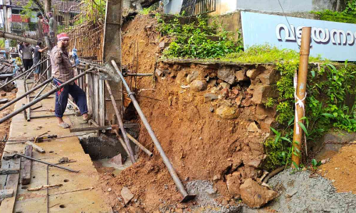 റോഡുപണിയുടെ മറവിൽ കൈയ്യേറ്റം; സ്കൂൾമുത്തശ്ശിക്ക് വഴിയടഞ്ഞു