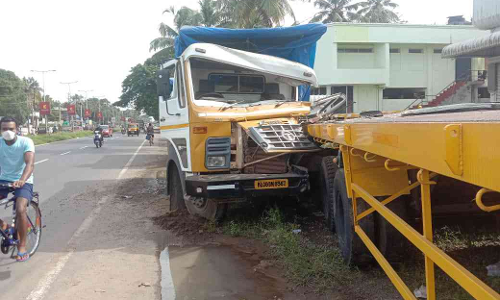 കണ്ടെയ്നർ ലോറിക്ക് പിന്നിൽ ചരക്ക് ലോറി ഇടിച്ചു