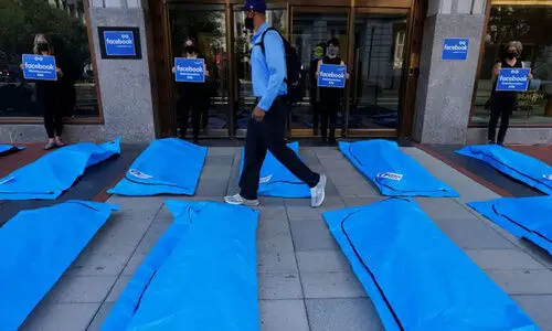 വാക്​സിനെതിരെ വ്യാജവാർത്ത; ഫേസ്​ബുക്ക്​ ഓഫീസിന്​ പുറത്ത്​ ബോഡി ബാഗുകൾ നിരത്തി പ്രതിഷേധം