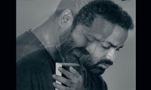 വിനയ്​ ഫോർട്ട്​-കൃഷ്​ണ ശങ്കർ-അനു സിത്താര എന്നിവർ ഒരുമിക്കുന്ന വാതിൽ; ഫസ്റ്റ്​ലുക്ക്​ പുറത്തുവിട്ട്​ ദുൽഖർ