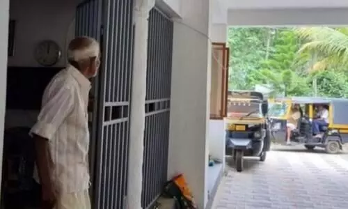 ആ പിതാവിനെ മകൻ ഉപേക്ഷിച്ചതല്ല; അഗതിമന്ദിരത്തിലെ നൊമ്പരച്ചിത്രത്തിന്​ പിന്നിൽ നമ്മളറിയാത്തൊരു കഥയുണ്ട്​