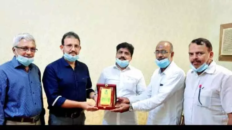 എ.​പി. അ​ബൂ​ബ​ക്ക​ർ മു​സ്‌​ലി​യാ​ർ​ക്ക്​ യാ​ത്ര​യ​യ​പ്പ്​ ന​ൽ​കി