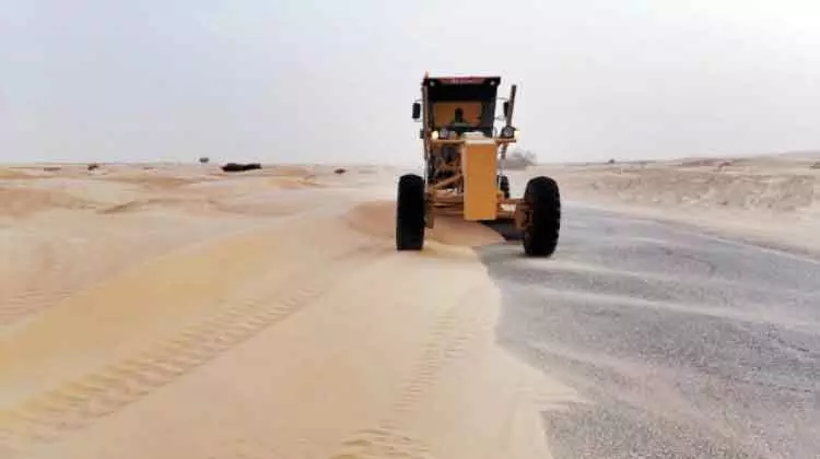 റോഡിൽ മണൽകൂന: ദോഫാറിലേക്കുള്ള യാത്രികർ ജാഗ്രത പാലിക്കണം റോഡിൽ മണൽകൂന: ദോഫാറിലേക്കുള്ള യാത്രികർ ജാഗ്രത പാലിക്കണം