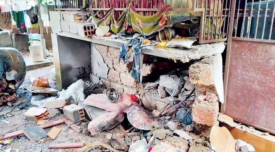 കുഞ്ഞിമംഗലത്ത് സിലിണ്ടർ പൊട്ടിത്തെറിച്ച് രണ്ടു വീടുകൾ തകർന്നു കുഞ്ഞിമംഗലത്ത് സിലിണ്ടർ പൊട്ടിത്തെറിച്ച് രണ്ടു വീടുകൾ തകർന്നു