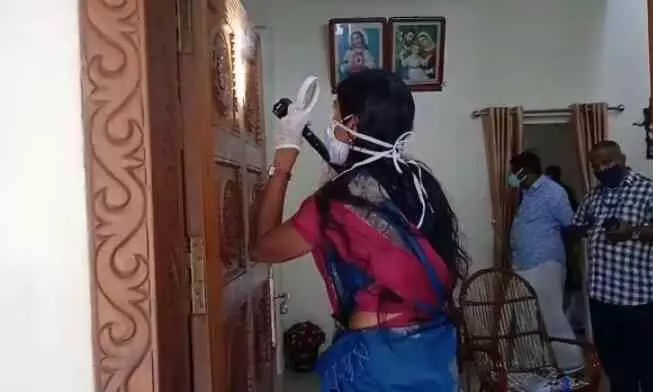 ആളില്ലാത്ത സമയത്ത് വീട്ടിൽനിന്ന് 30 പവനും മൂന്ന് ലക്ഷം രൂപയും കവർന്നു ആളില്ലാത്ത സമയത്ത് വീട്ടിൽനിന്ന് 30 പവനും മൂന്ന് ലക്ഷം രൂപയും കവർന്നു