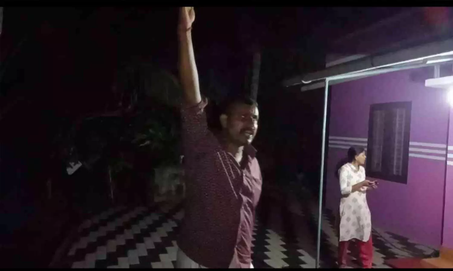 ലോറി പിടിച്ചിട്ട്​ 40 ദിവസം; ആത്മഹത്യ ഭീഷണിയുമായി വില്ലേജ് ഓഫിസറുടെ വീടിന് മുന്നിൽ ടിപ്പർ ഉടമയും ഭാര്യയും