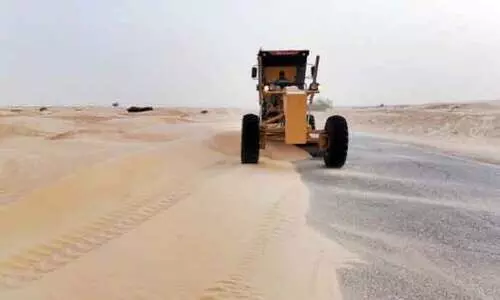 റോഡിൽ മണൽകൂന: ദോഫാറിലേക്കുള്ള യാത്രികർ ജാഗ്രത പാലിക്കണം റോഡിൽ മണൽകൂന: ദോഫാറിലേക്കുള്ള യാത്രികർ ജാഗ്രത പാലിക്കണം