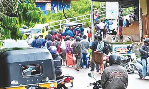 പു​ൽ​പ​ള്ളി​യി​ൽ മ​ദ്യ​ഷാ​പ്പി​ൽ വ​ൻ​തി​ര​ക്ക്: വി​റ്റ​ത് ഒ​രു​കോ​ടി രൂ​പ​യി​ലേ​റെ മ​ദ്യം