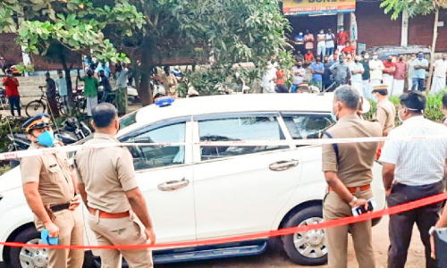 ഡി കാറ്റഗറിയായതിനാൽ ഇന്ദിര ഗാന്ധി കോളജും പരിസരവും തിരക്കൊഴിഞ്ഞ നിലയിലായിരുന്നു, ആ വെടിയൊച്ചയെ തുടർന്ന്, കൂട്ടക്കരച്ചിലായി... ഡി കാറ്റഗറിയായതിനാൽ ഇന്ദിര ഗാന്ധി കോളജും പരിസരവും തിരക്കൊഴിഞ്ഞ നിലയിലായിരുന്നു, ആ വെടിയൊച്ചയെ തുടർന്ന്, കൂട്ടക്കരച്ചിലായി...