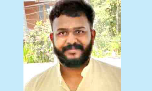 നെഞ്ചിടിപ്പോടെ ജനം; എട്ടാം നിലയിൽ കുടുങ്ങിയ കുഞ്ഞിനെ രക്ഷപ്പെടുത്തി അഖിൽ കുമാർ