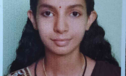 തയ്യൽക്കാരനായ അച്ഛന് ഇരട്ടിമധുരം സമ്മാനിച്ച് ഇരട്ടകൾ