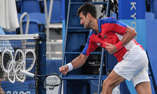 വെങ്കല മെഡലുമില്ല; ​നിയന്ത്രണം വിട്ട്​ ദ്യോകോവിച്​, റാക്കറ്റ്​ അടിച്ചുതകർത്തു VIDEO