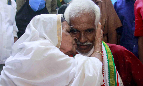 നീ​ണ്ട 45 വ​ർ​ഷ​ങ്ങ​ൾ; സാജിദ്​ തങ്ങൾ വീടണഞ്ഞു, ഉ​മ്മ​യു​ടെ സ്​​നേ​ഹ​ചും​ബ​ന​ങ്ങ​ളേ​റ്റു​വാ​ങ്ങി