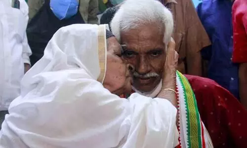 നീ​ണ്ട 45 വ​ർ​ഷ​ങ്ങ​ൾ; സാജിദ്​ തങ്ങൾ വീടണഞ്ഞു, ഉ​മ്മ​യു​ടെ സ്​​നേ​ഹ​ചും​ബ​ന​ങ്ങ​ളേ​റ്റു​വാ​ങ്ങി