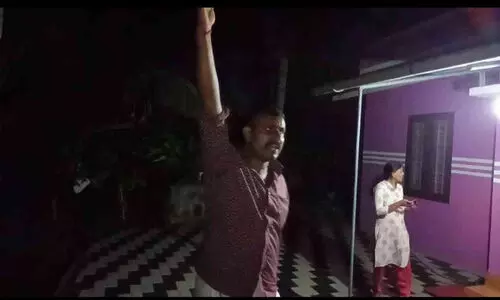 ലോറി പിടിച്ചിട്ട്​ 40 ദിവസം; ആത്മഹത്യ ഭീഷണിയുമായി വില്ലേജ് ഓഫിസറുടെ വീടിന് മുന്നിൽ ടിപ്പർ ഉടമയും ഭാര്യയും