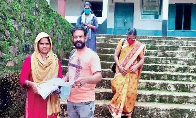 പരീക്ഷ എഴുതാൻ ദമ്പതികളും പരീക്ഷ എഴുതാൻ ദമ്പതികളും