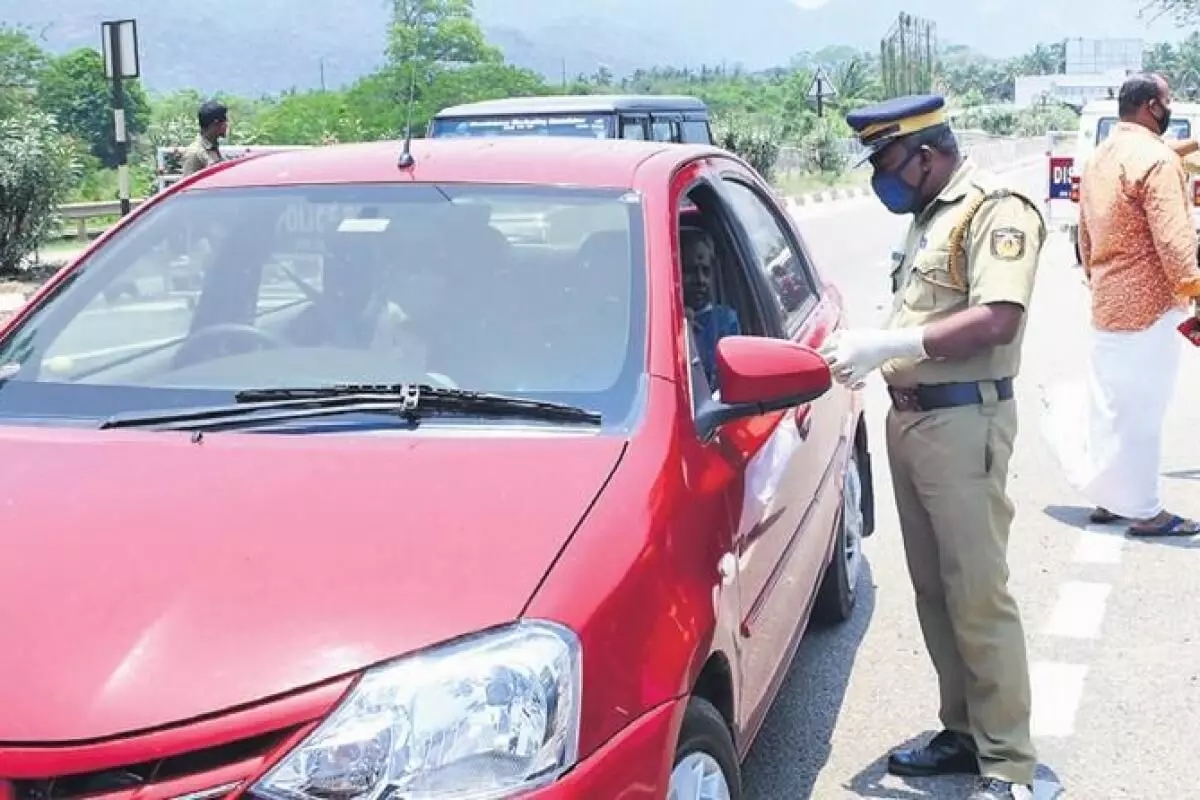 കേരളത്തിൽ നിന്നെത്തുന്നവർക്ക് കർശന നിയന്ത്രണവുമായി തമിഴ്നാടും കേരളത്തിൽ നിന്നെത്തുന്നവർക്ക് കർശന നിയന്ത്രണവുമായി തമിഴ്നാടും