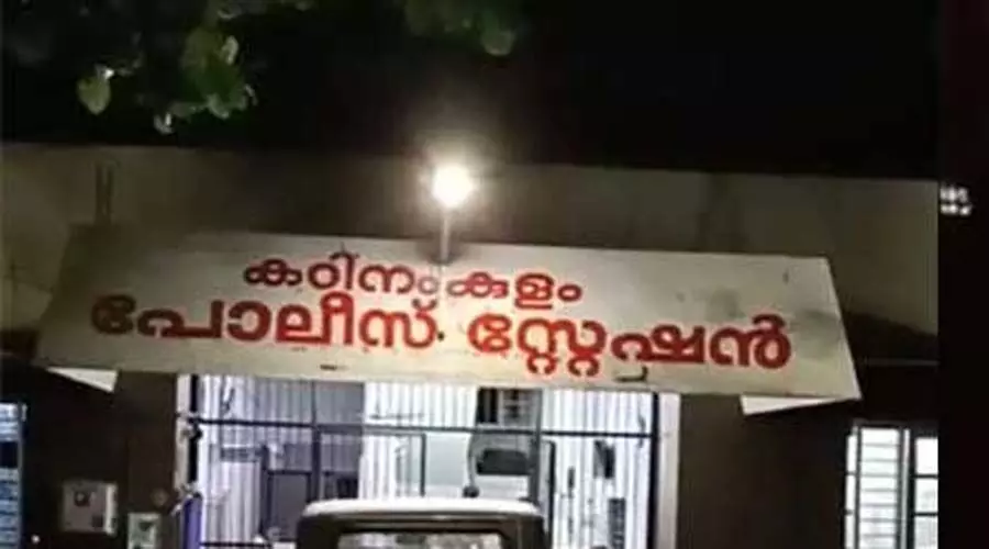 വാഹനം പിടിച്ചെടുത്തു; വി​ല്ലേ​ജ് ഓ​ഫി​സ​റു​ടെ വീ​ടി​ന് മു​ന്നി​ൽ ടി​പ്പ​ർ ഉ​ട​മ​യു​ടെ ആ​ത്മ​ഹ​ത്യ ഭീ​ഷ​ണി