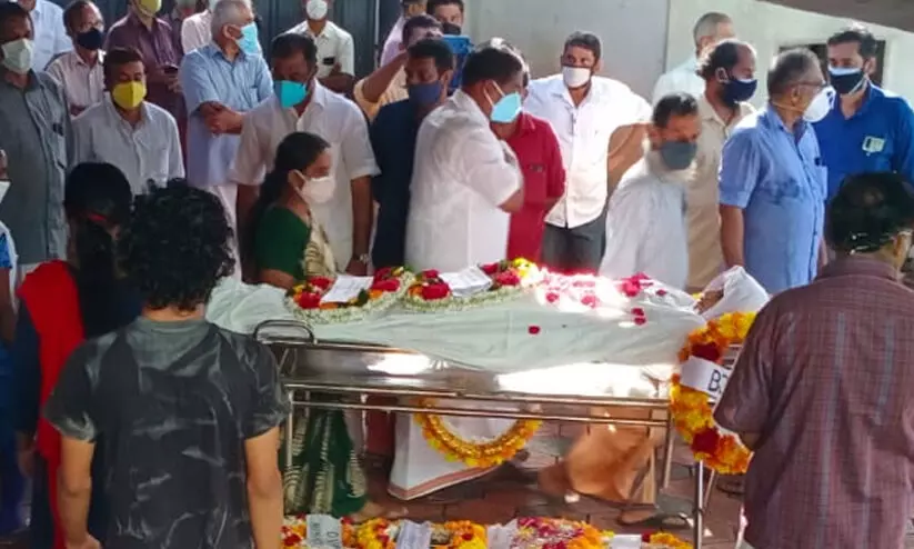 എന്റെ പൊന്നുമോളേ... എന്ന് അലറിക്കരഞ്ഞ് അമ്മ; കണ്ണീരണിയിച്ച് മാനസയുടെ അന്ത്യയാത്ര എന്റെ പൊന്നുമോളേ... എന്ന് അലറിക്കരഞ്ഞ് അമ്മ; കണ്ണീരണിയിച്ച് മാനസയുടെ അന്ത്യയാത്ര