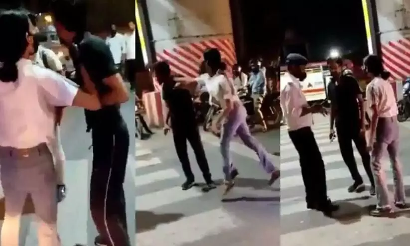 നടുറോഡിൽ തൽസമയം- കാർ തട്ടിയെന്നാരോപിച്ച് ടാക്സി ഡ്രൈവറെ പൊതിരെ തല്ലി യുവതി; വീഡിയോ വൈറൽ നടുറോഡിൽ തൽസമയം- കാർ തട്ടിയെന്നാരോപിച്ച് ടാക്സി ഡ്രൈവറെ പൊതിരെ തല്ലി യുവതി; വീഡിയോ വൈറൽ