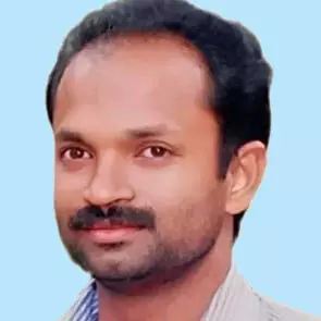 ബൈ​ക്ക് യാ​ത്രി​ക​ൻ  കാ​റി​ടി​ച്ച് മ​രി​ച്ചു