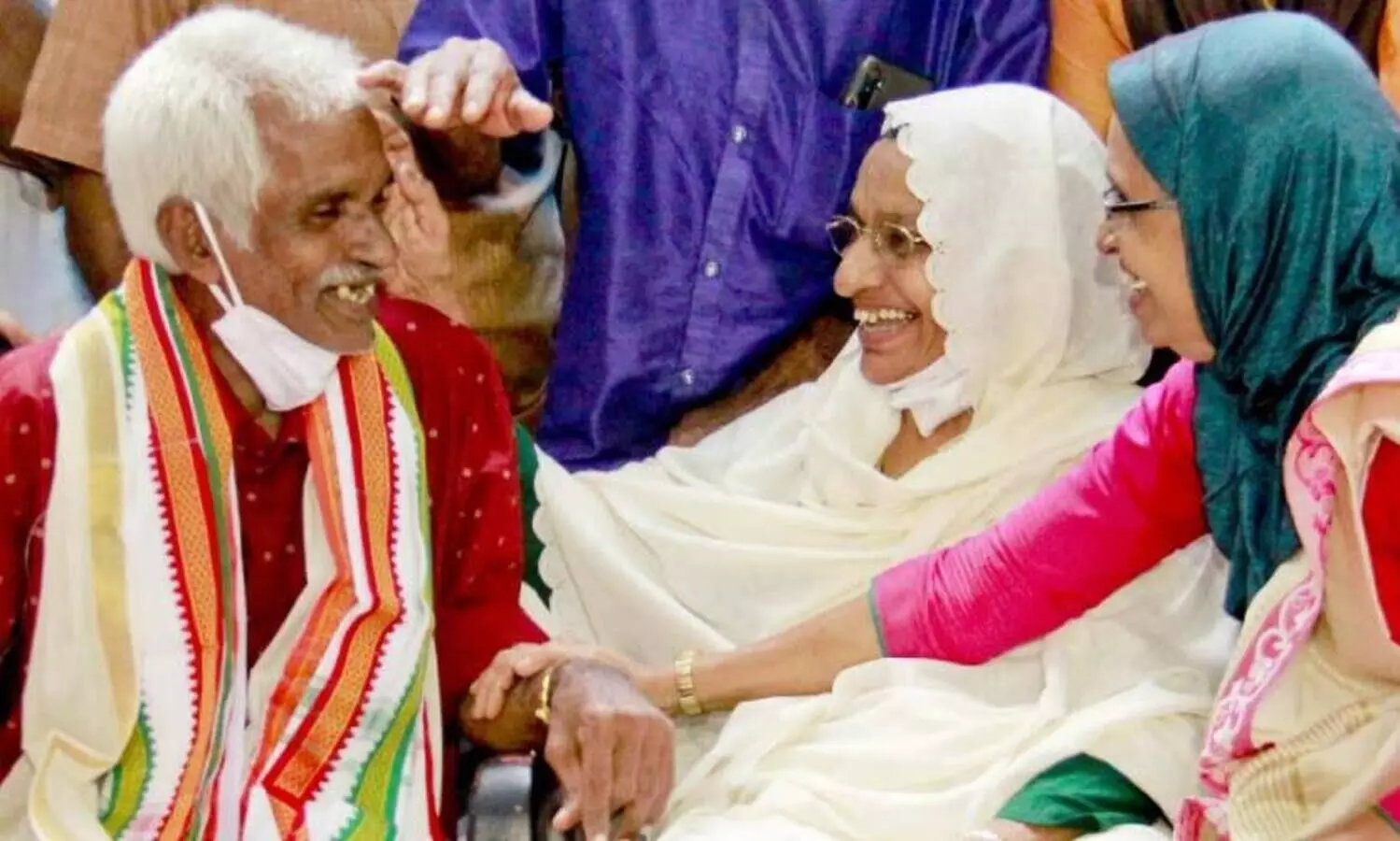 സ​ജാ​ദ്​ ത​ങ്ങ​ളെ സ്വീ​ക​രി​ക്കാ​ൻ നാ​ട് ഒ​ഴു​കി​യെ​ത്തി