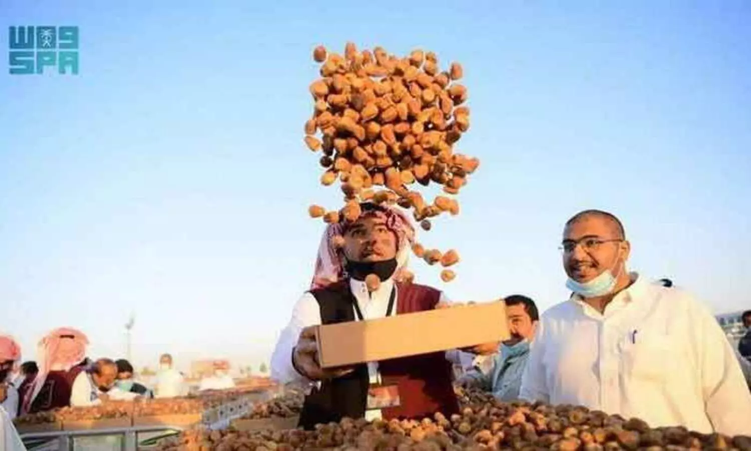 ഉ​നൈ​സ​യി​ൽ ഇൗ​ത്ത​പ്പ​ഴ മേ​ള​ക്ക്​ തു​ട​ക്കം