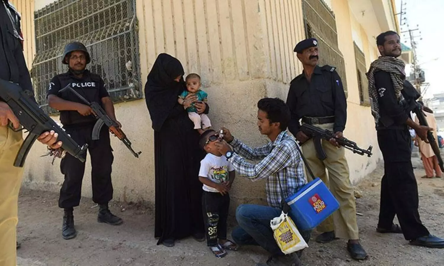 പാകിസ്​താനിൽ പോളിയോ പ്രവർത്തകർക്ക്​ അകമ്പടി പോയ പൊലീസുകാരനെ അജ്​ഞാതർ വെടിവെച്ചുകൊന്നു