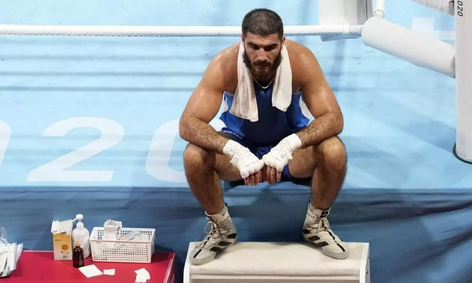 റഫറി അയോഗ്യനാക്കി; പ്രതിഷേധിച്ച്​ ബോക്​സിങ്​ താരം റിങ്ങിലിരുന്നു